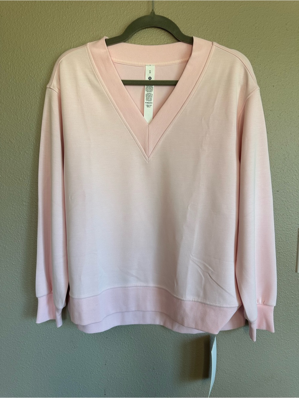 Lululemon XS softstrome v neck pullover, strawberry Milkshake